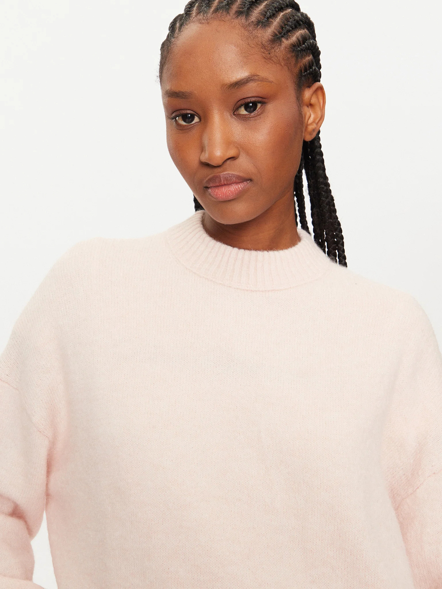 detail Calvin Klein dámský růžový svetr