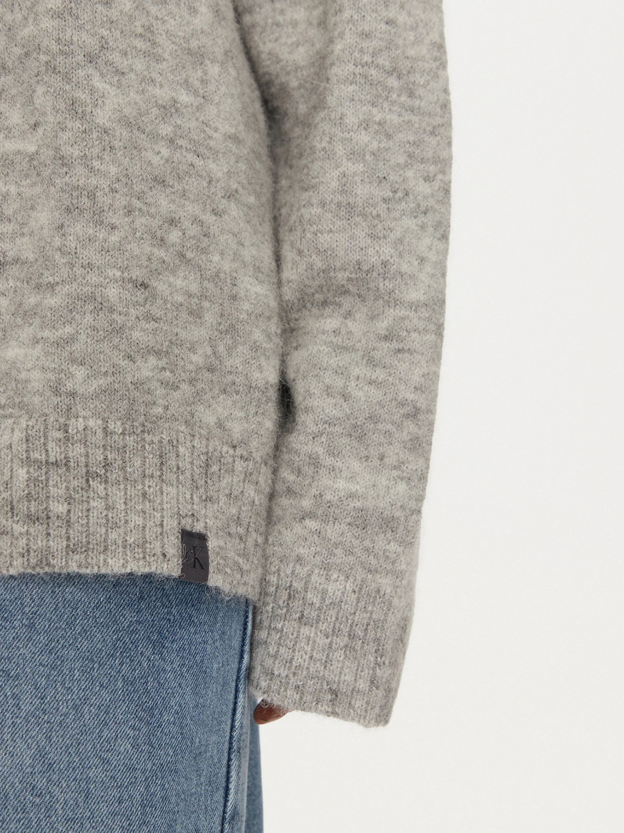 detail Calvin Klein dámský šedý svetr