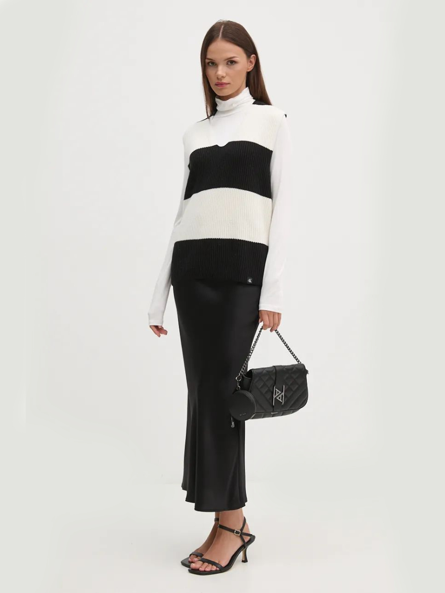 detail Calvin Klein dámská černobílá vesta