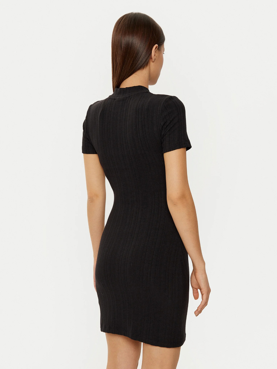 detail Calvin Klein dámské černé šaty