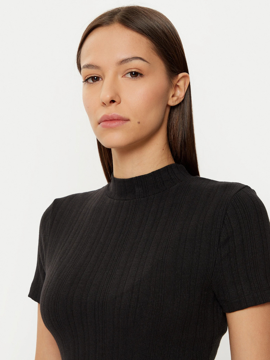 detail Calvin Klein dámské černé šaty