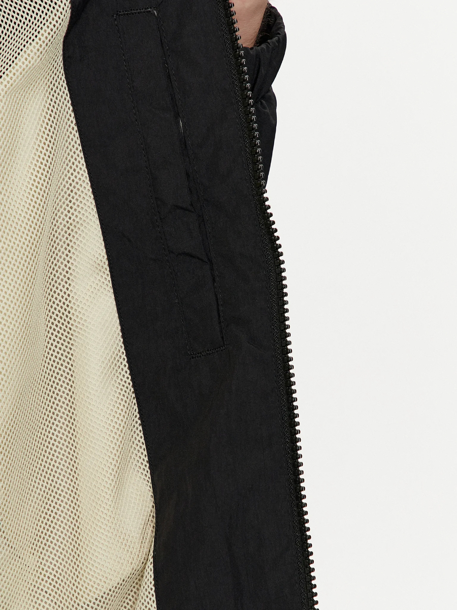 detail Calvin Klein pánská černá bunda