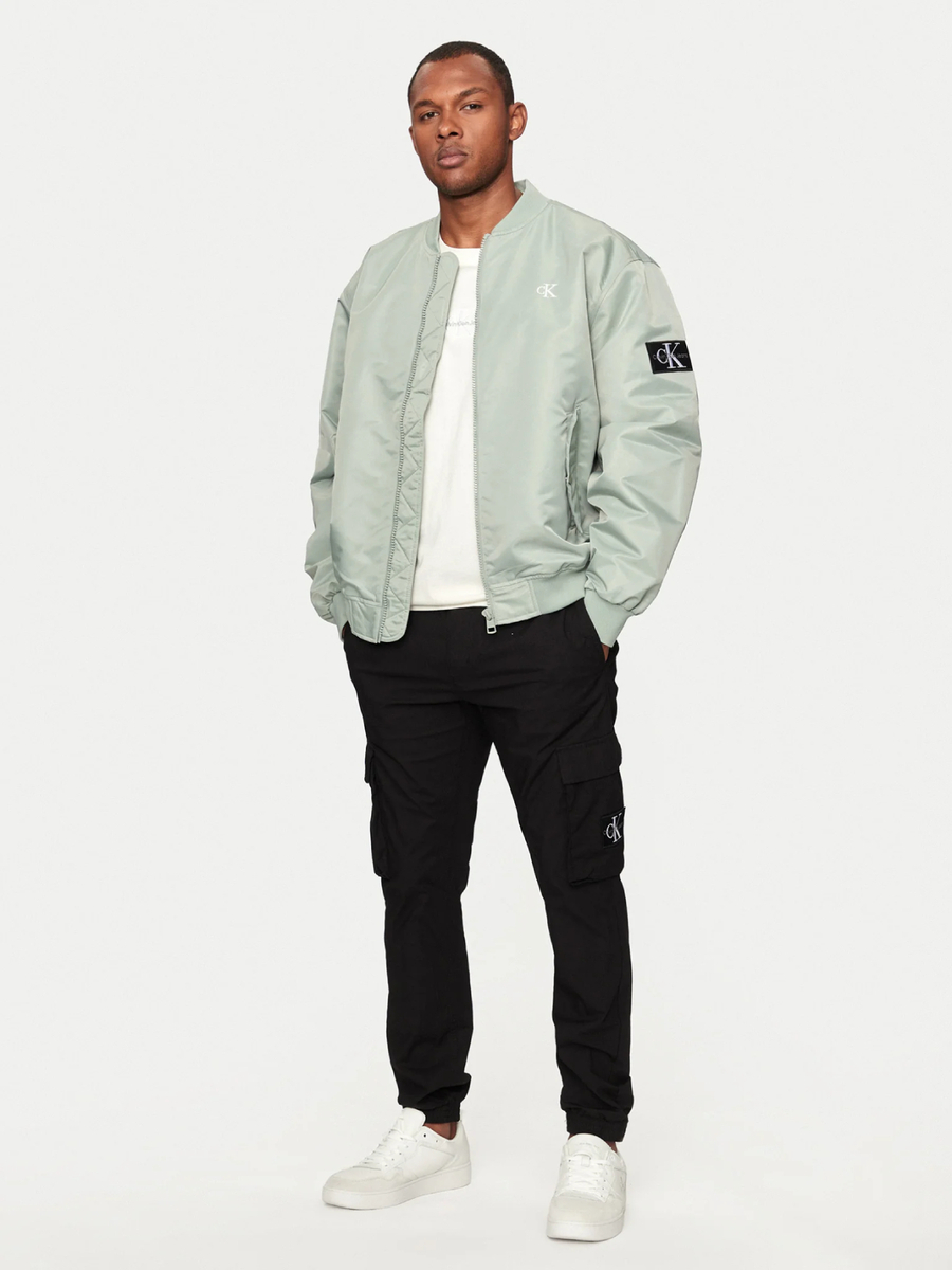 detail Calvin Klein pánský zelený bomber