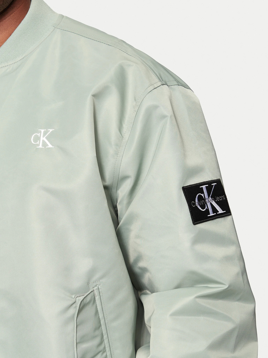 detail Calvin Klein pánský zelený bomber