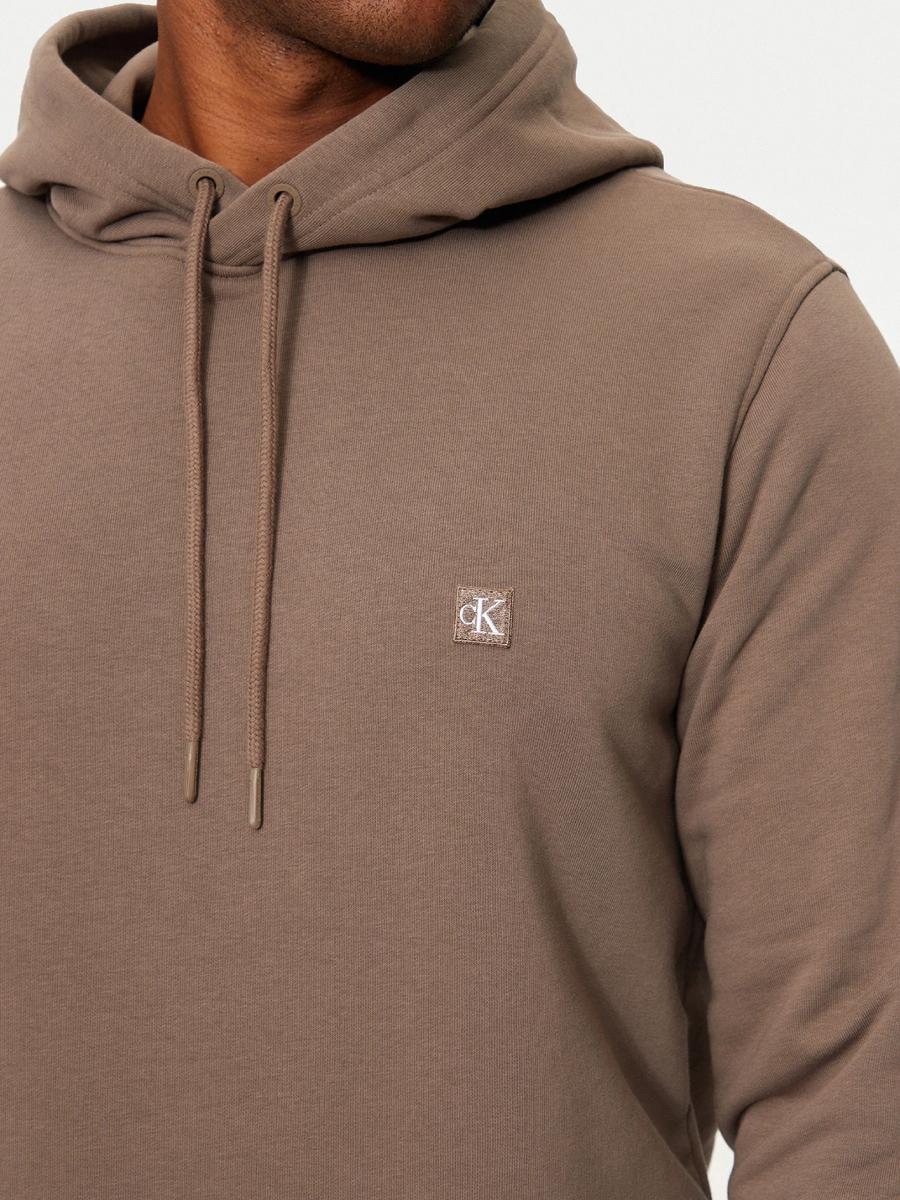 detail Calvin Klein pánská hnědá mikina