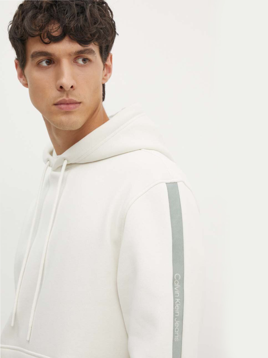 detail Calvin Klein pánská krémová mikina