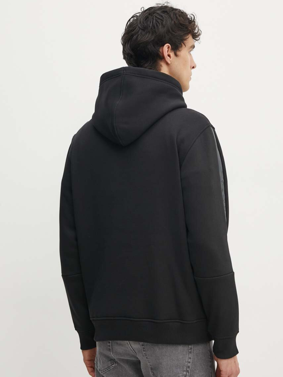 detail Calvin Klein pánská černá mikina