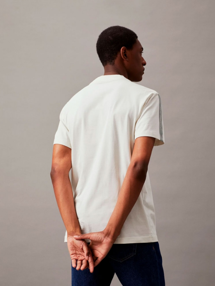 detail Calvin Klein pánské krémové tričko