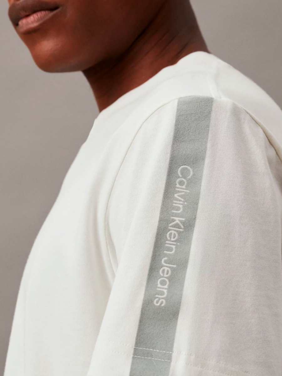 detail Calvin Klein pánské krémové tričko