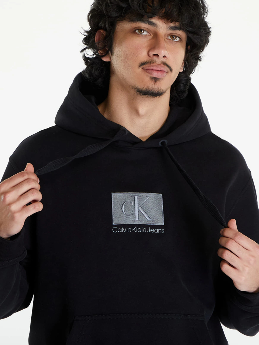 detail Calvin Klein pánská černá mikina