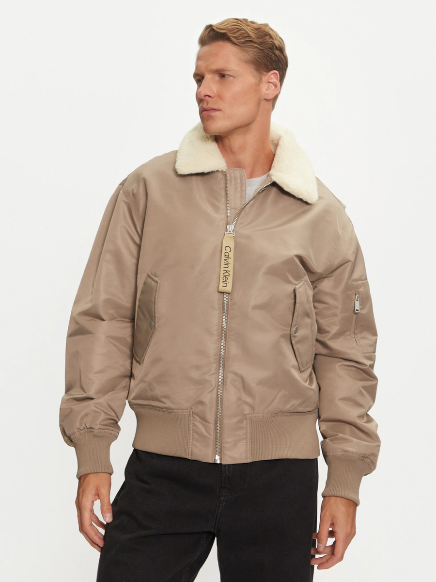 detail Calvin Klein pánská zelenohnědá bunda bomber