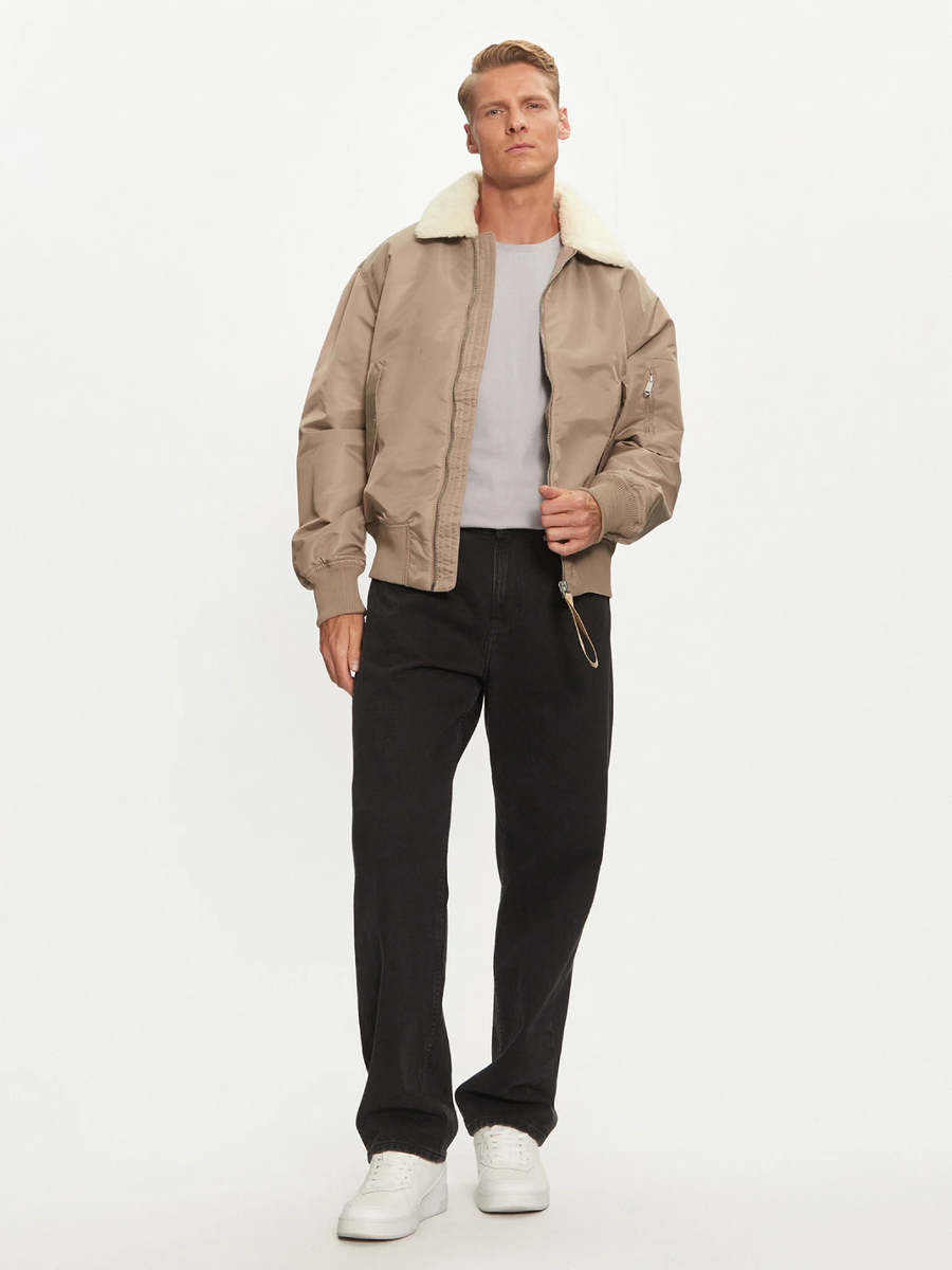detail Calvin Klein pánská zelenohnědá bunda bomber