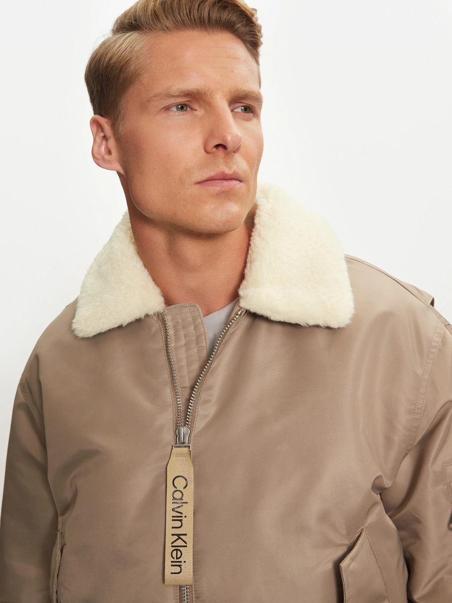 detail Calvin Klein pánská zelenohnědá bunda bomber