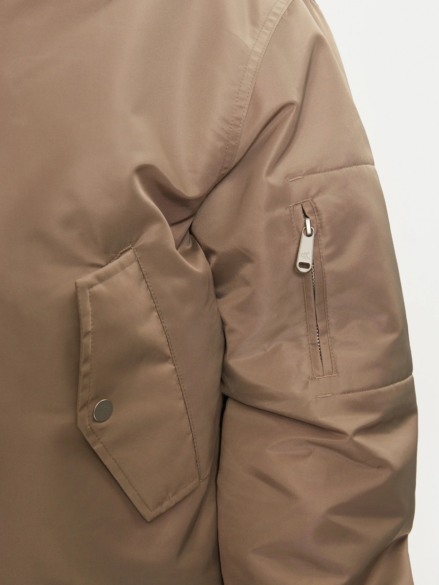 detail Calvin Klein pánská zelenohnědá bunda bomber