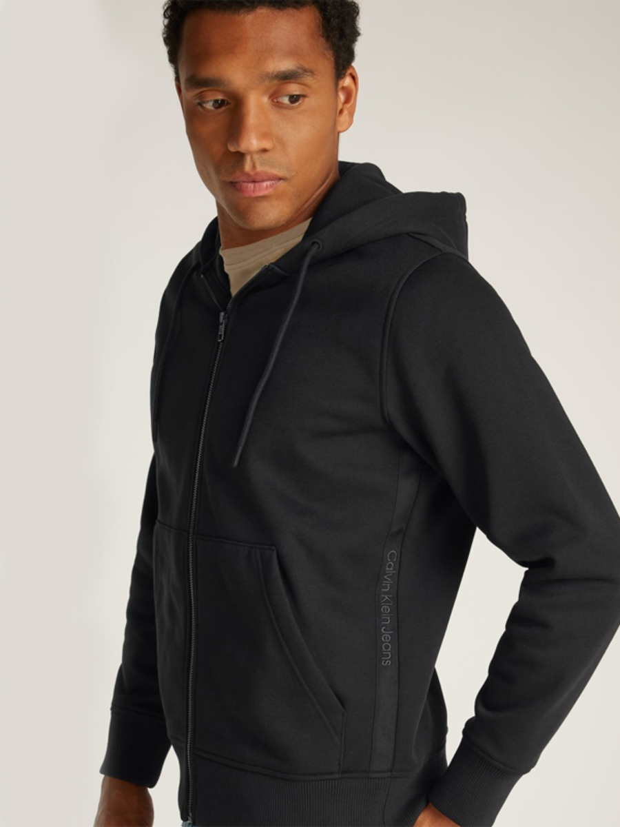 detail Calvin Klein pánská černá mikina