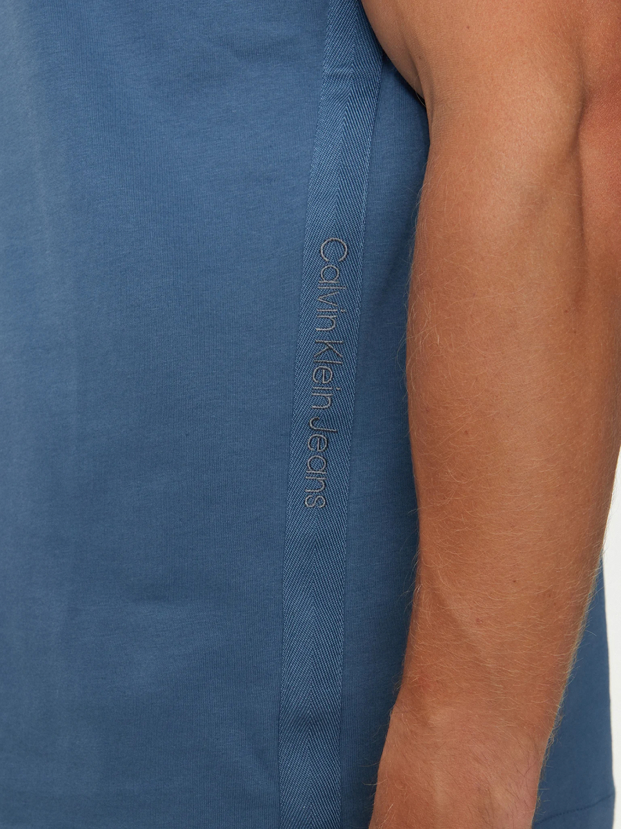 detail Calvin Klein pánské modré tričko
