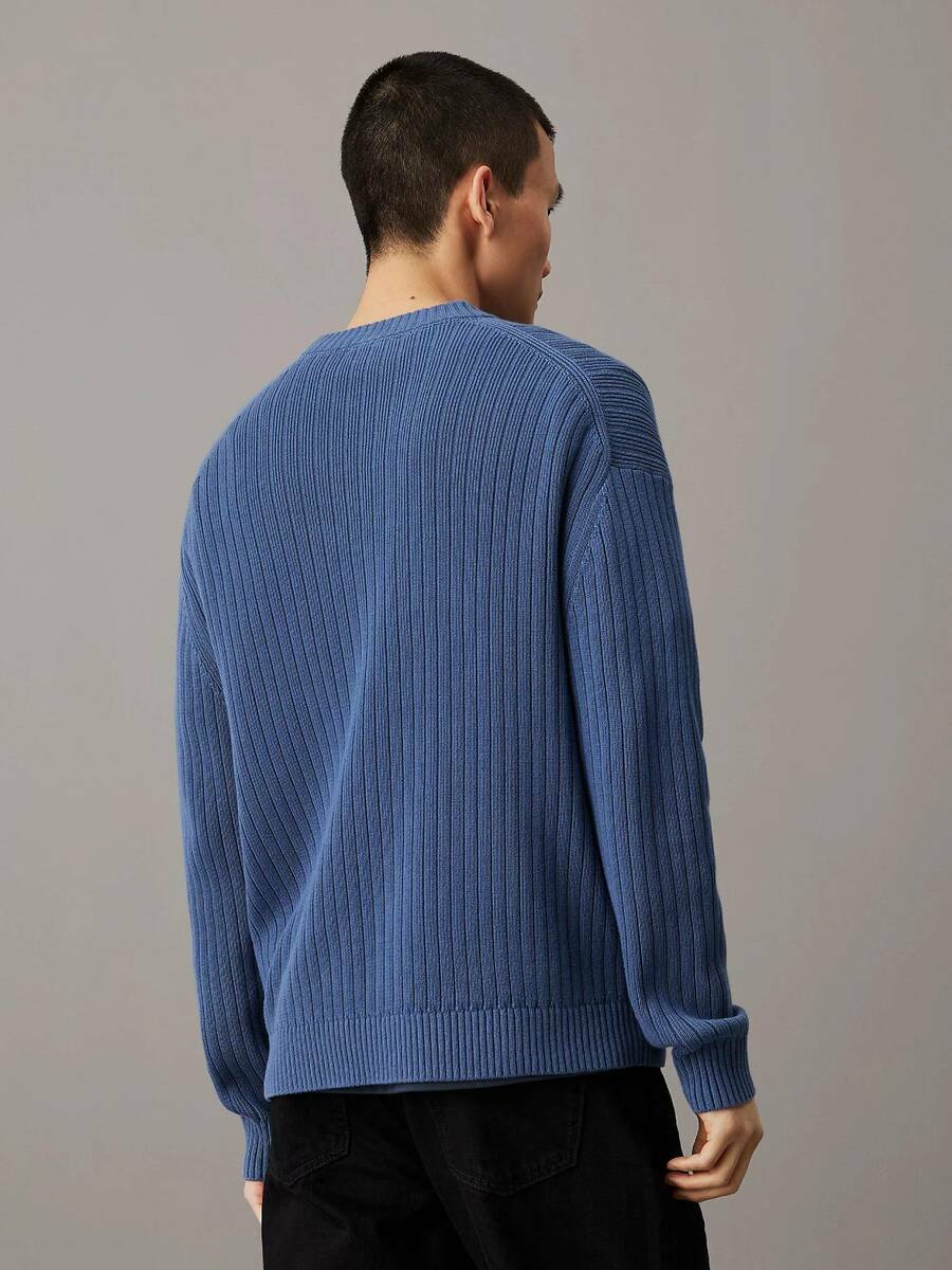 detail Calvin Klein pánský modrý svetr