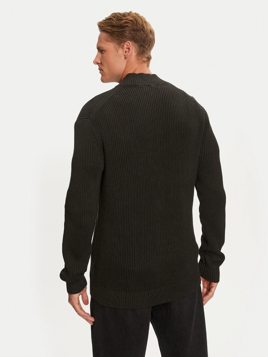 detail Calvin Klein pánský černý svetr