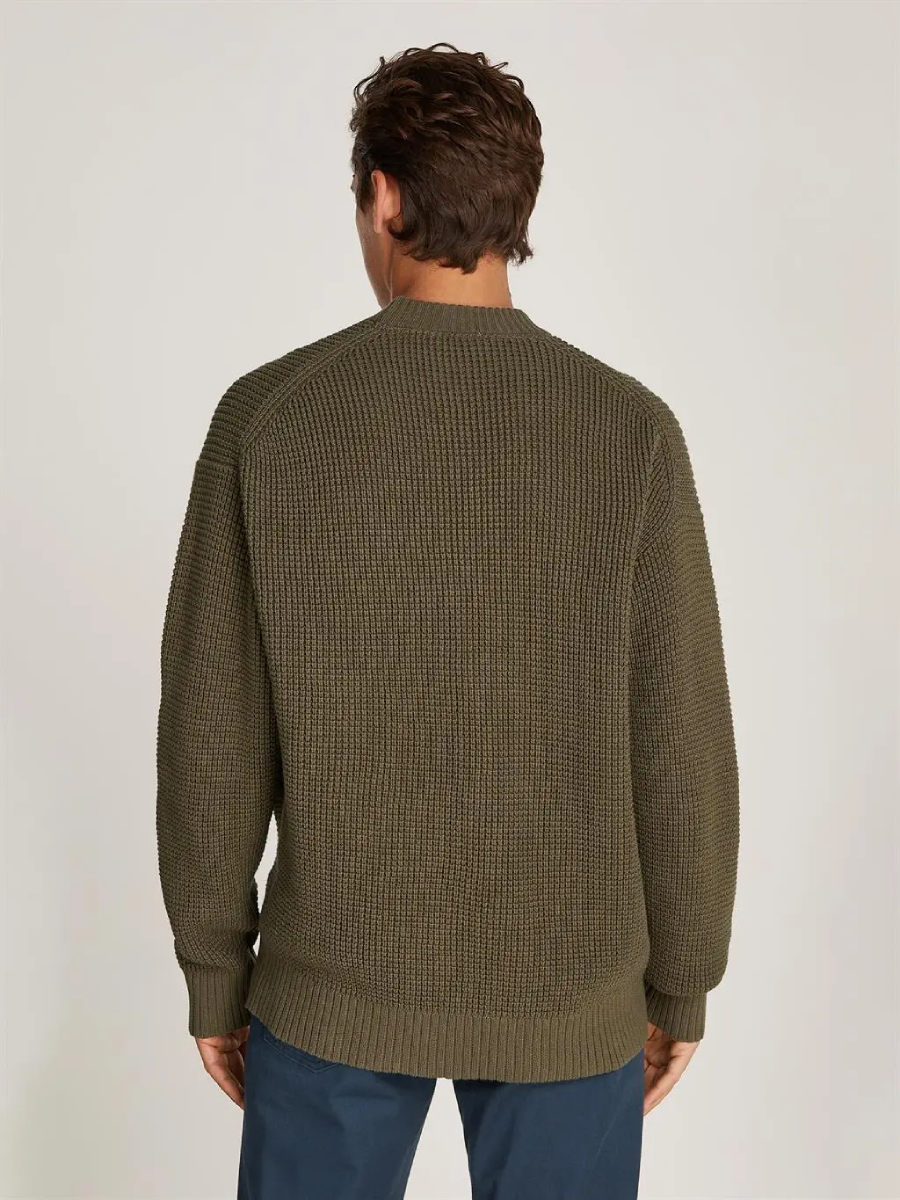 detail Calvin Klein pánský khaki svetr