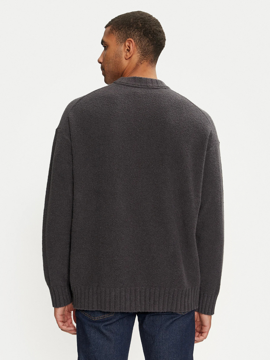 detail Calvin Klein pánský tmavě šedý svetr