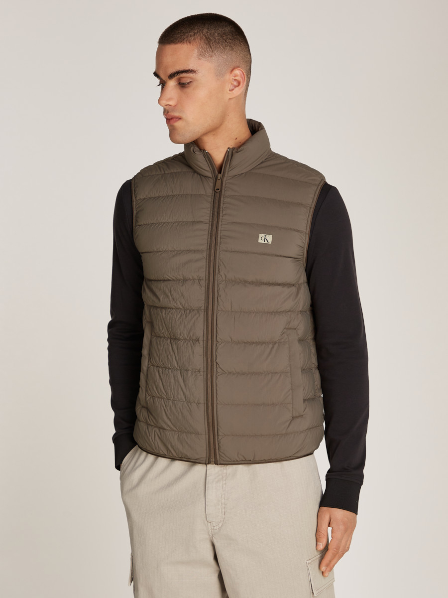 detail Calvin Klein pánská hnědá vesta