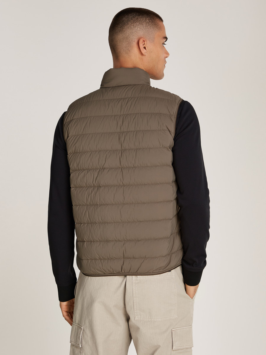 detail Calvin Klein pánská hnědá vesta