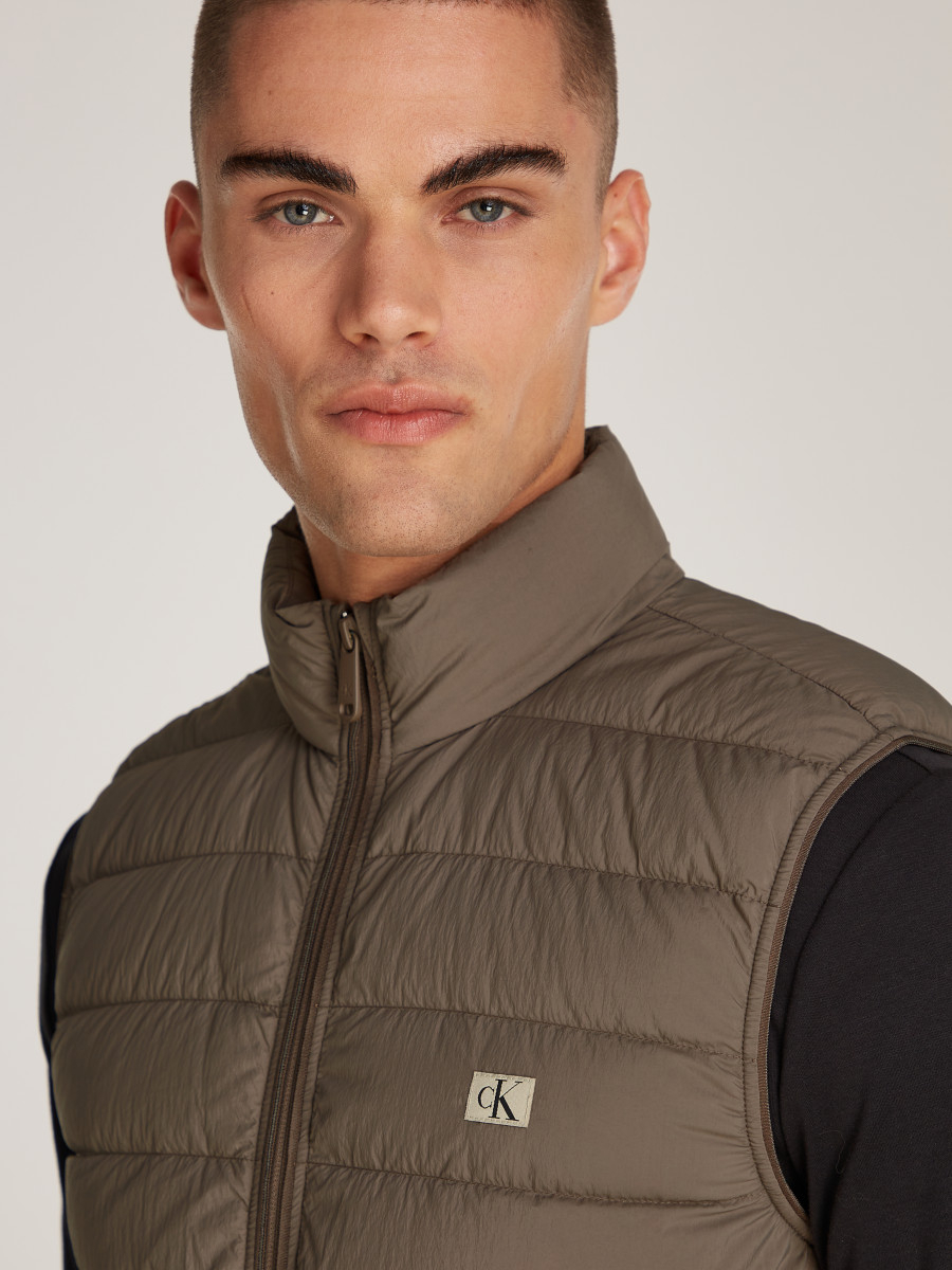 detail Calvin Klein pánská hnědá vesta