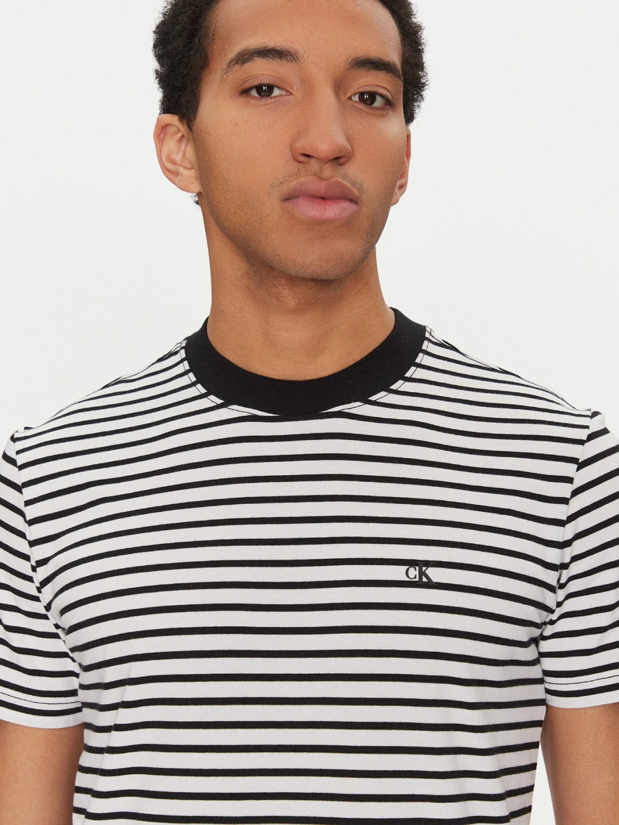 detail Calvin Klein pánské černobílé pruhované tričko