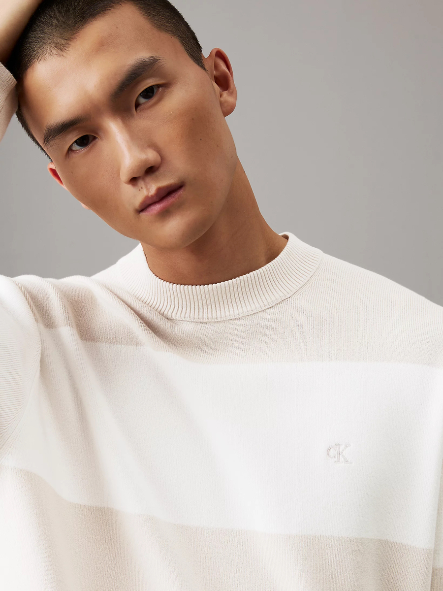 detail Calvin Klein pánský béžový svetr