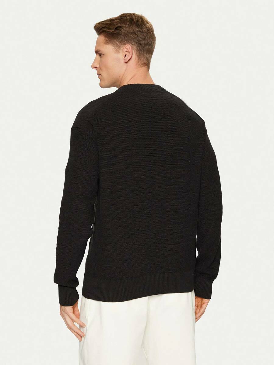 detail Calvin Klein pánský černý svetr