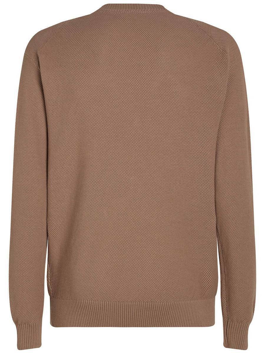 detail Calvin Klein pánský světle hnědý svetr