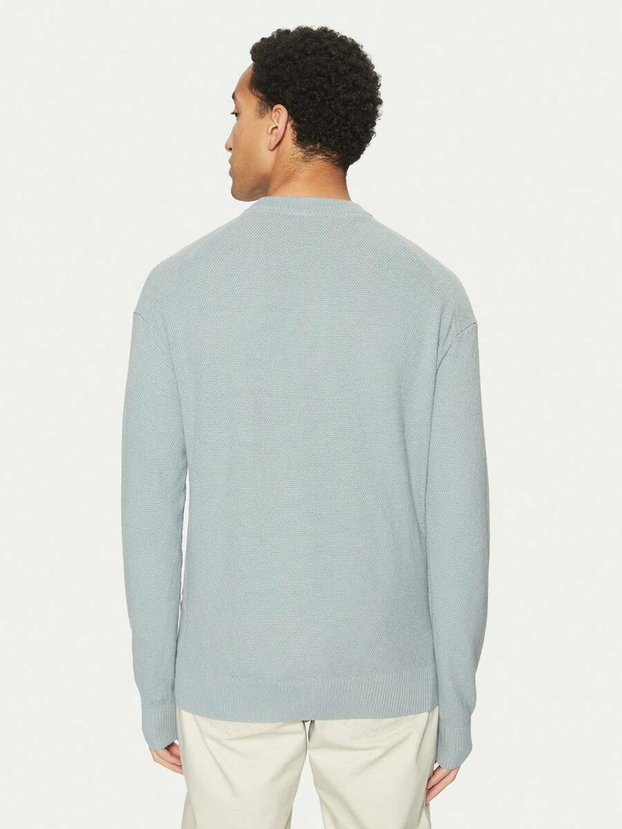 detail Calvin Klein pánský modrý svetr