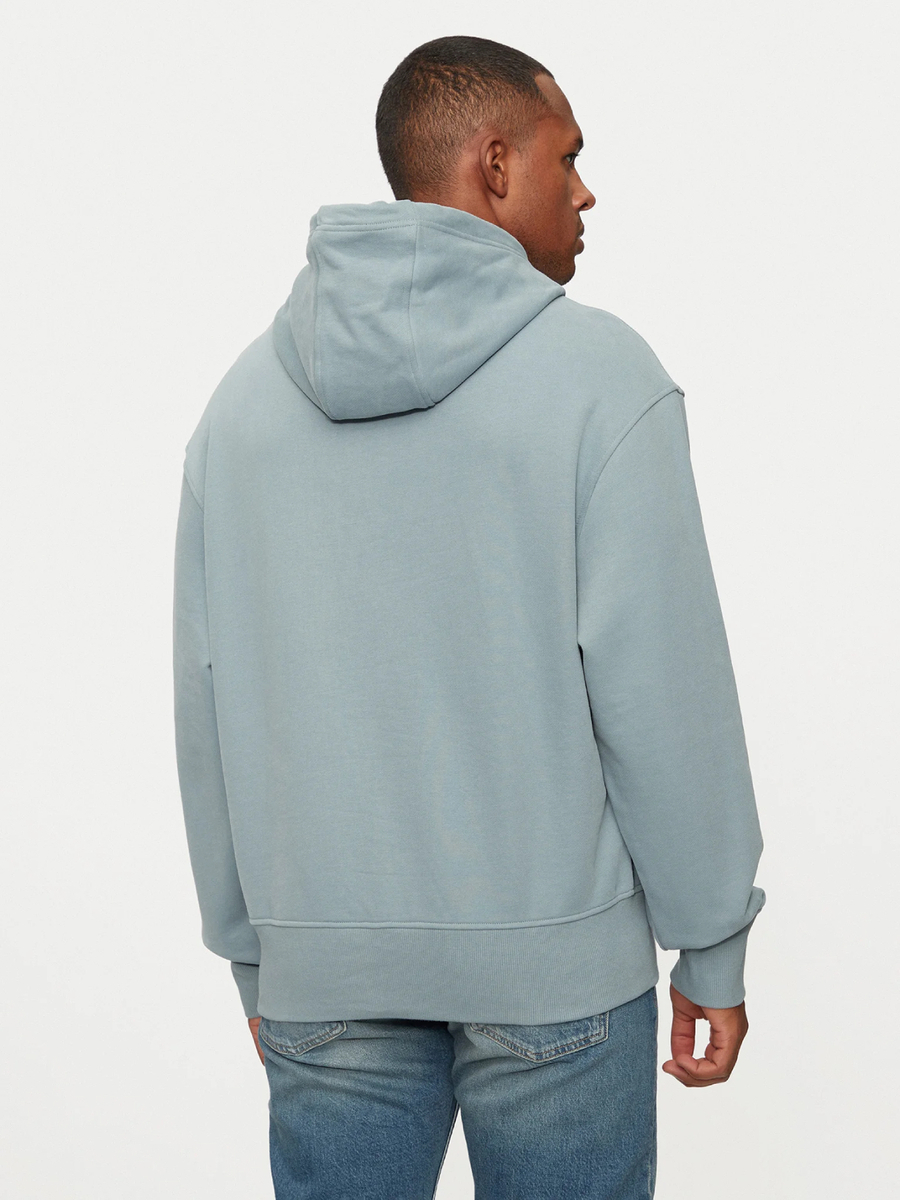 detail Calvin Klein pánská modrá mikina