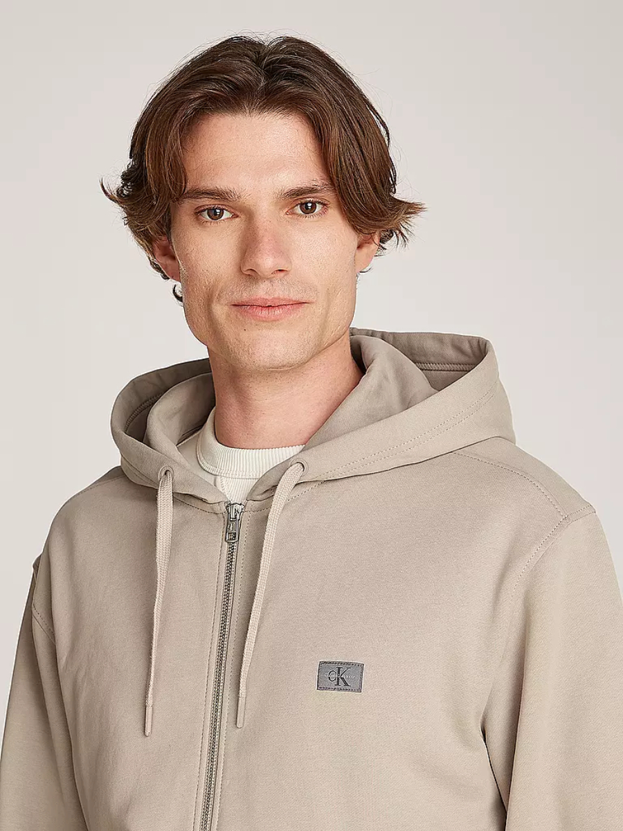 detail Calvin Klein pánská béžová mikina