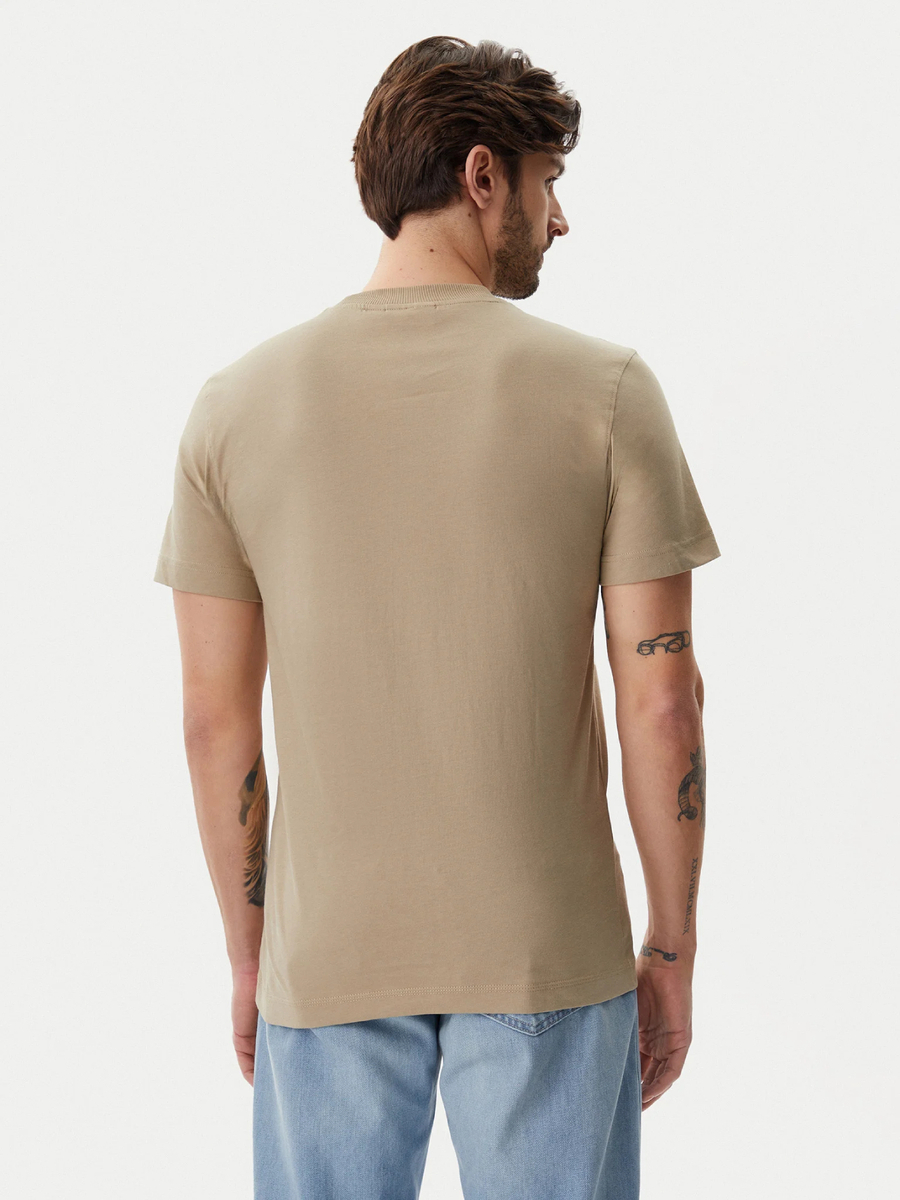 detail Calvin Klein pánské béžové tričko