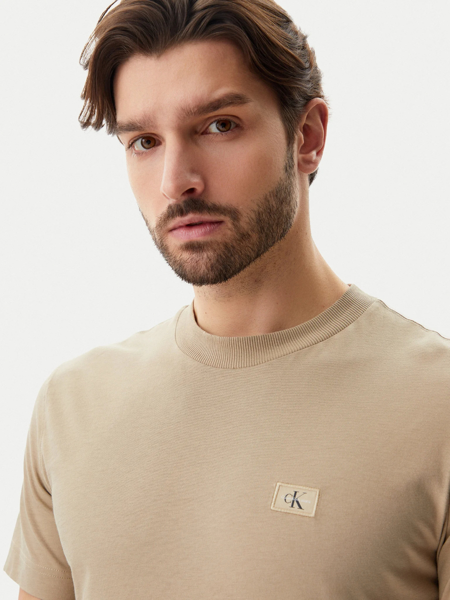detail Calvin Klein pánské béžové tričko