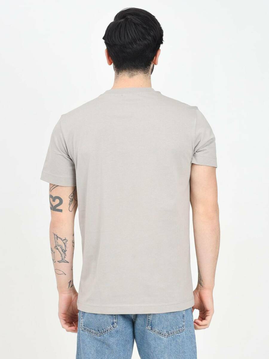 detail Calvin Klein pánské šedé tričko