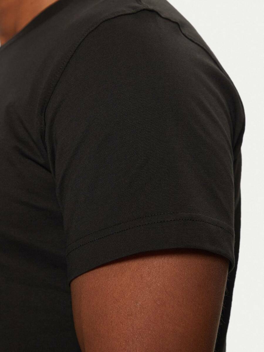 detail Calvin Klein pánské černé tričko