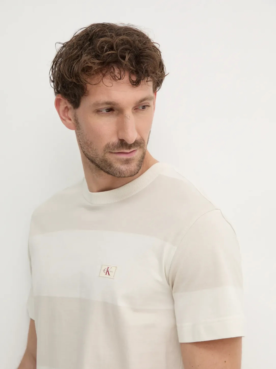 detail Calvin Klein pánské béžové tričko