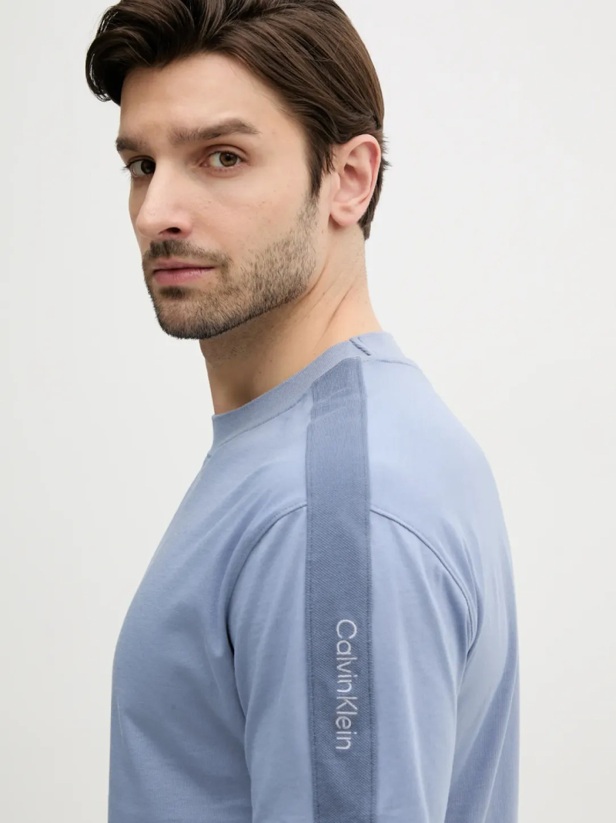 detail Calvin Klein pánské modré tričko