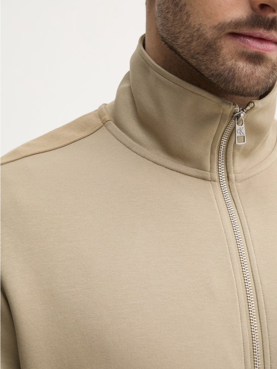 detail Calvin Klein pánská béžová mikina
