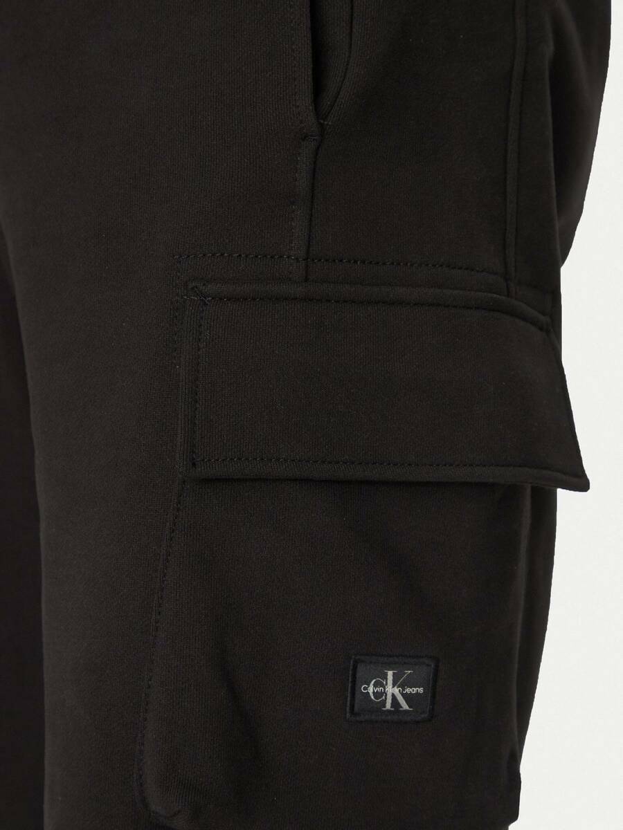 detail Calvin Klein pánské černé teplákové šortky