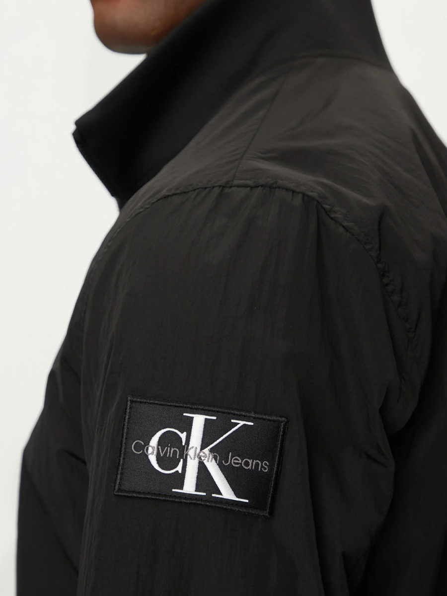 detail Calvin Klein pánská černá bunda