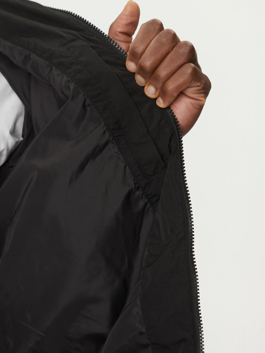 detail Calvin Klein pánská černá bunda