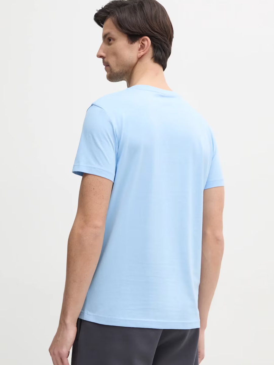 detail Calvin Klein pánské světle modré tričko
