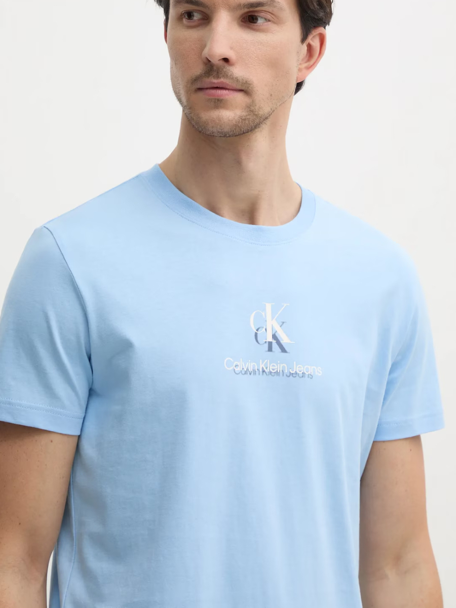 detail Calvin Klein pánské světle modré tričko