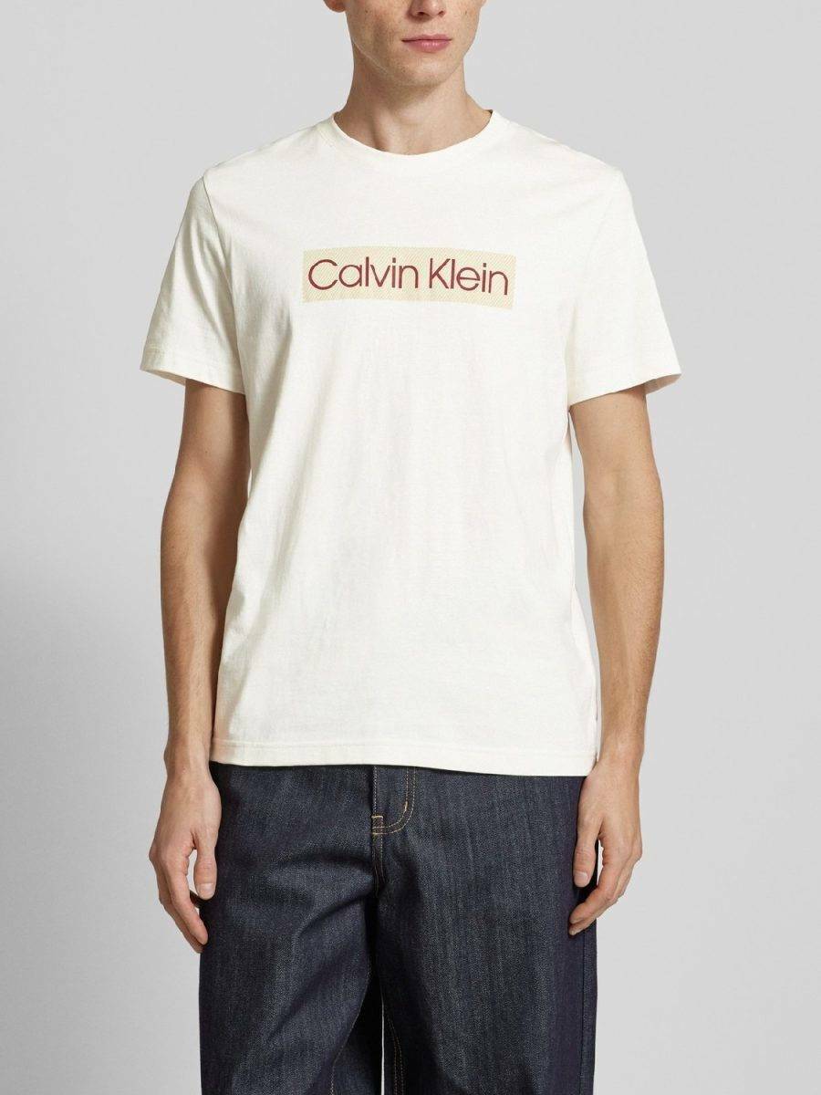 detail Calvin Klein pánské krémové tričko