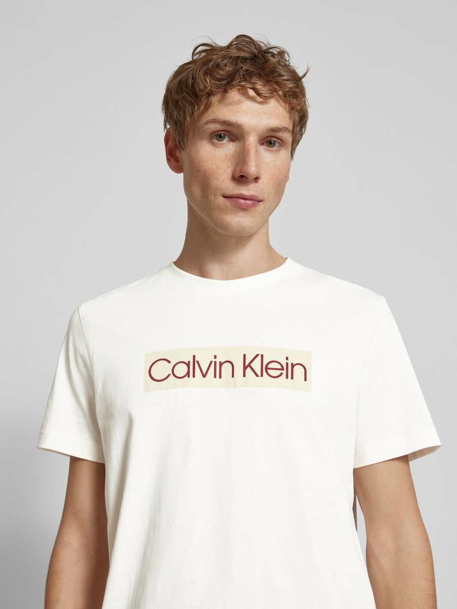 detail Calvin Klein pánské krémové tričko