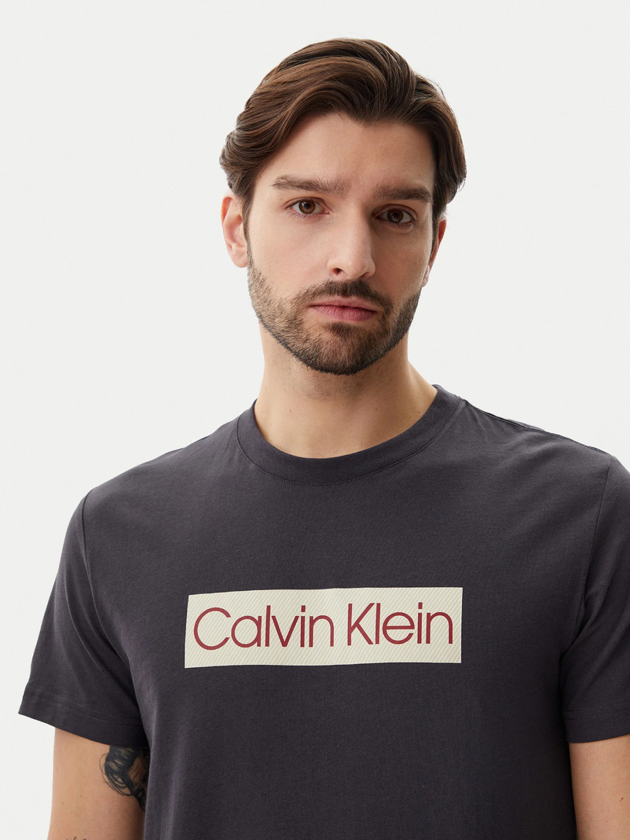 detail Calvin Klein pánské tmavě šedé tričko