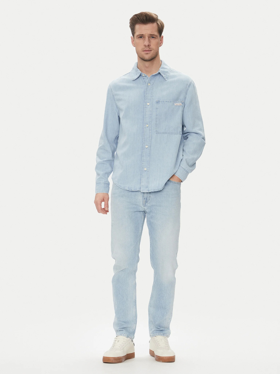 detail Calvin Klein pánská světle modrá košile